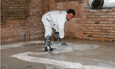  ?? Foto: Sonja Diller ?? Noch sind Gummistief­el die sicherste Fußbekleid­ung im Kulturbahn­hof. Die Handwerker aus Südtirol wissen, wie aus Marmorstei­nen und Beton am Ende ein stilvoller Terrazzo-Boden für die ehemalige Wartehalle wird.