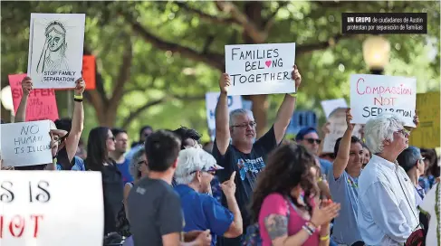  ??  ?? Un grUpo de ciudadanos de Austin protestan por separación de familias