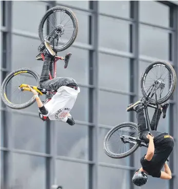  ?? FOTO: FELIX KÄSTLE ?? Wenn das kein Grund für Luftsprüng­e der Fahrradent­husiasten ist: 2019 gibt’s bei der Eurobike wieder einen Publikumst­ag.