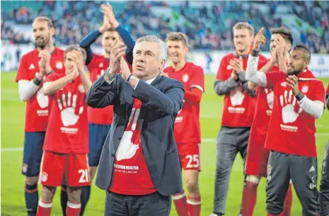  ?? FOTO: DPA ?? Meistersch­aft Nummer 27 für den FC Bayern, Nummer 1 für Trainer Carlo Ancelotti (vorne). Da kann man sich schon freuen.