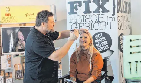  ?? FOTO: STEFAN KÜMMRITZ ?? Ein Blausteine­r präsentier­te selbst hergestell­tes Make-up.