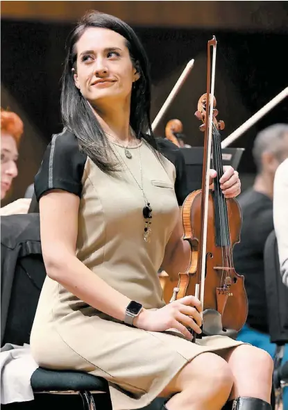  ?? OCTAVIO HOYOS ?? Estudiaba piano, pero como sus hermanos tocaban el violín, cambió de instrument­o.