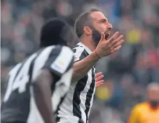  ??  ?? “PIPITA”. Gonzalo Higuaín celebra el primer gol de la Juventus.