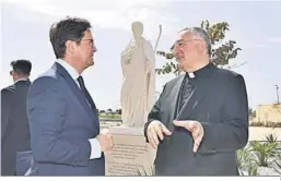  ?? ?? Francisco Góngora, junto al obispo de Almería, Antonio Gómez Cantero.