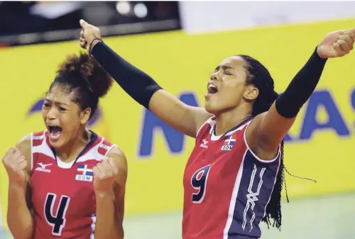  ?? LISTÍN DIARIO ?? Madeline Guillén, a la izquierda, celebra junto a otra compañera la presea de plata obtenida en el Mundial U18.