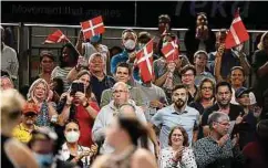  ??  ?? Die Turniersie­gerin wird in Kockelsche­uer tatkräftig von dänischen Fans unterstütz­t.