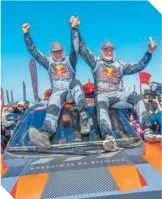  ?? ?? Carlos Sainz y Lucas Cruz su triunfo en el Rally Dakar. celebran así