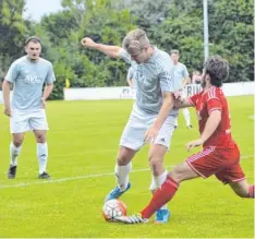  ?? Foto: Peter Kleist ?? Markus Rolle (Mitte) war mit seinen beiden Toren maßgeblich am Stätzlinge­r Sieg in Gilching beteiligt.