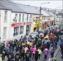  ??  ?? The 10k race going through the town.