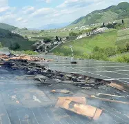  ?? ?? Il tetto L’incendio partito dai pannelli fotovoltai­ci ha distrutto l’intero tetto dello stabilimen­to della Canevel