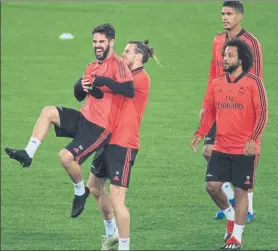  ?? FOTO: EFE ?? Bale bromea con Isco en la sesión de ayer del Madrid en el Estadio Olímpico de Roma