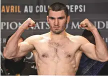  ?? JACQUES BOISSINOT LA PRESSE CANADIENNE ?? Artur Beterbiev, photograph­ié lors de la pesée officielle avant son combat à Québec en 2015, est reconnu pour sa force de frappe.