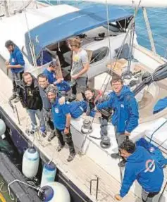 ??  ?? 2 Miembros de Mediterran­ea Saving Humans en el velero Alex, barca de apoyo de la ONG.