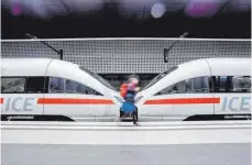  ?? FOTO: DPA ?? Ein Mann geht im Berliner Hauptbahnh­of an einem ICE entlang: Bahnkunden wollen bei Verspätung schneller Geld sehen.