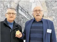  ?? BILD: SN/SALZBURGER BURGEN & SCHLÖSSER ?? Klaus von Klitzing (links) und Duncan Haldane (mit der Nobelpreis­Medaille) in Mauterndor­f