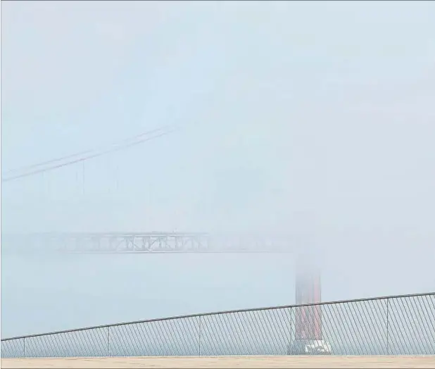  ??  ?? Meteorolog­ía. Los días grises, la niebla o la lluvia afectan al comportami­ento humano al faltar la luz del sol