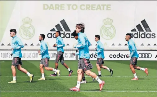  ??  ?? Modric, luego lesionado, aparece en primer plano en el grupo que correteó ayer por la Ciudad Deportiva de Valdebebas.