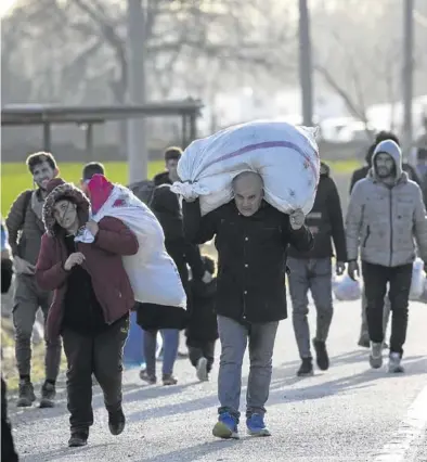  ?? ERDEM SAHIN / EFE ?? Un grupo de migrantes regresa de la frontera turco-griega al centro de la ciudad de Edirne, ayer.