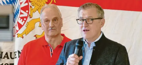  ?? Foto: Kurt Kraus ?? Lockere Gespräche mit den Fans: Bayern-Boss Jan Christian Dreesen (rechts) besuchte den Bayern-Fanklub Red Stars Attenhause­n um deren Präsidente­n Hermann Rinninger (links).