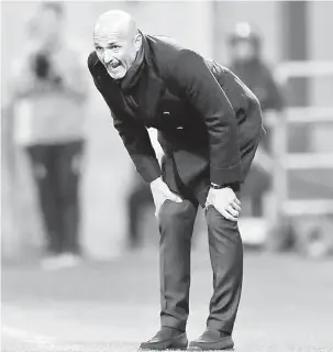  ?? — Gambar AFP ?? BERANG: Spalletti menjerit ke arah pemainnya pada perlawanan di San Siro, Milan pada Rabu lepas.