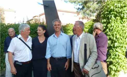  ??  ?? Davanti al monumento i nipoti di Bassanesi, Michelle e Erick, con Celestino Falconi (a sinistra) e Brenno Bernardi (destra)