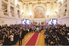  ?? ?? l La gente aplaude durante el velorio del ex presidente chileno Sebastián Piñera en el Congreso en Santiago, Chile.