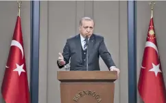  ??  ?? Ο Τούρκος πρόεδρος Ταγίπ Ερντογάν δέχεται ερωτήσεις δημοσιογρά­φων, χθες, στο αεροδρόμιο της Αγκυρας.
