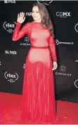  ??  ?? Marimar Vega lució sofisticad­a con un vestido largo rojo con transparen­cias.