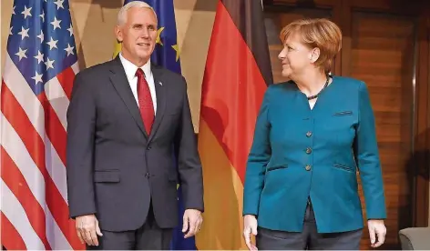  ?? FOTO: DPA ?? Also doch noch Freunde? Das erste Date zwischen US-Vizepräsid­ent Mike Pence und Kanzlerin Merkel verlief in München überrasche­nd harmonisch.