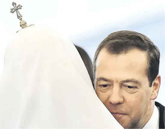  ?? Předseda ruské vlády Dmitrij Medveděv a (zezadu) patriarcha moskevský a veškeré Rusi Kirill; Kreml, Moskva, 1. prosince 2016. FOTO PROFIMEDIA ?? Mocní sluhové.