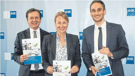  ?? FOTO: SCHÜCK ?? Thomas Albiez (links), Birgit Hakenjos-Boyd und Philipp Hilsenbek stellen die Konjunktur­lage vor.