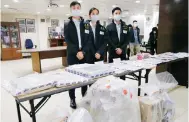  ?? Photo: Edmond So ?? Police from Tsuen Wan display the confiscate­d drugs.