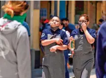  ??  ?? LES VALIÓ. A pesar de que entró en vigor la campaña “Madero 100% Libre de Humo”, ayer se vio a varias personas fumando en el corredor peatonal.