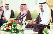  ??  ?? Custodian of the Two Holy Mosques KIng Salman addresses education officials who visited him in Riyadh on Tuesday. Below: Education Minister Azzam Al-Dakhil thanks the king.