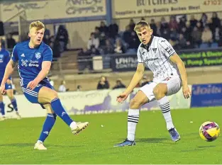  ?? ?? Peterhead’s Andy Mccarthy shoots at the Dunfermlin­e goal