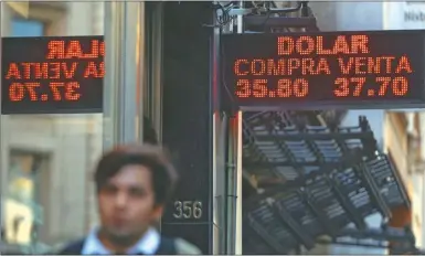  ?? FOTOS: CEDOC PERFIL ?? Las pizarras marcaron un dólar por debajo de $ 38 ayer. Se calmó la demanda. TERCERA CAIDA.