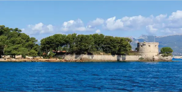  ??  ?? Au fond de la rade, le fort Balaguier dépend de la commune de La Seyne-sur-Mer. C’est aujourd’hui un musée maritime.