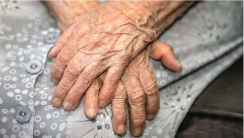  ?? FOTO JUAN ANTONIO SÁNCHEZ ?? Según el Censo Nacional del Dane, en Medellín el 10.6 % de la población es mayor de 65 años. Las comunas con mayor concentrac­ión de personas de la tercera edad son Belén, con 76.086, y El Poblado, con 64.468.