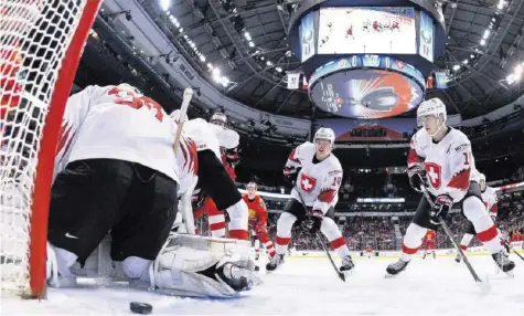  ?? AP ?? Ein folgenschw­erer Fehlstart: Der Russe Kirill Slepez bezwingt den Schweizer Goalie Luca Hollenstei­n zum 1:0.