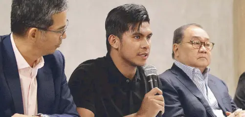  ?? JUN MENDOZA ?? Gilas Pilipinas and NLEX player Kiefer Ravena (middle) talks to media on the drug test conducted by Internatio­nal Basketball Associatio­n (FIBA), which announced he failed a drug test. With him during the press conference are Samahang Basketbol ng...