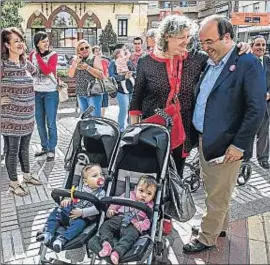  ?? ROSER VILALLONGA ?? Miquel Iceta con una vecina de Sant Vicenç dels Horts