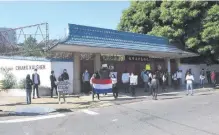  ??  ?? Frente al colegio Chiang Kai-shek, padres y estudiante­s protestaro­n ayer contra el cierre de la institució­n.