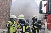  ??  ?? Atemschutz­masken waren notwendig, damit die Feuerwehrl­eute in das Haus vordringen konnten.