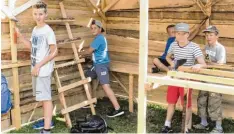  ?? Fotos: Andreas Brücken ?? Hier packen Christian, Nico, Julian, Joshua und Paul beim Hüttenbau in Weißenhorn gemeinsam an.