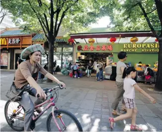  ?? PHOTOS: FRANCOIS MORI/THE ASSOCIATED PRESS ?? For Paris visitors adventurou­s enough to wander off the tourist track, the Quartier Chinois’ vibrancy awaits.