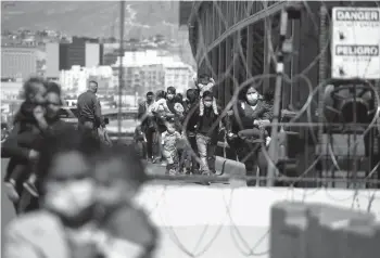  ?? CHRISTIAN CHAVEZ/AP ?? Migrants deported from the U.S. walk into Ciudad Juarez, Mexico, earlier this week.