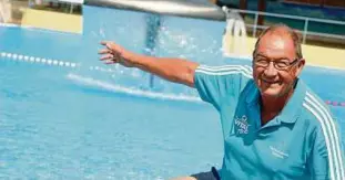  ??  ?? Im Freibad in Uder schwimmen in diesem Sommer Groß und Klein unter den wachsamen Augen von Schwimmmei­ster Heinz-ludwig Geburzi. Foto: Eckhard Jüngel