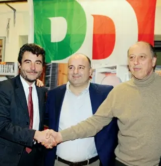  ??  ?? C’eravamo tanto amati Da sinistra Stefano Baccelli, Andrea Manciulli e Maurizio Tambellini nel 2012 quando Baccelli ritirò la richiesta di primarie appoggiand­o la candidatur­a dell’attuale sindaco di Lucca