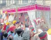  ??  ?? Devotees paying obeisance to Guru Granth Sahib during Guru Nanak Dev’s wedding anniversar­y in Batala on Monday.