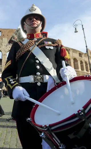  ?? (foto Benvenuti/LaPresse) ?? La banda della marina inglese ha suonato alcuni brani davanti al Colosseo